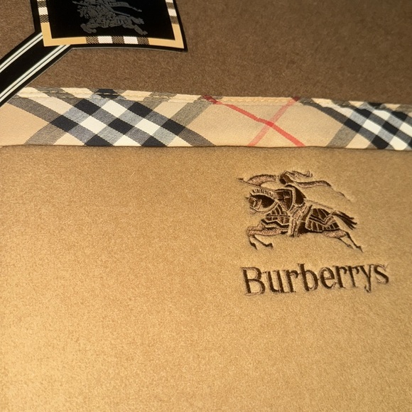 Burberry’s blanket is brand new tan cooor - Picture 2 of 2